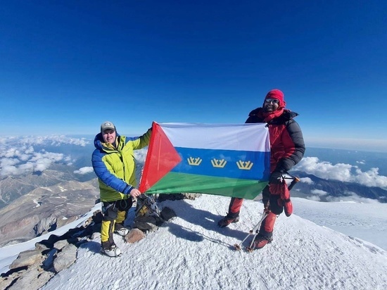 Тюменец поднял флаг региона на вершину Эльбруса