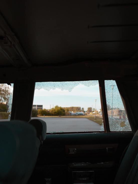 Угнанный автомобиль врезался в столб в Уярском районе Красноярского края