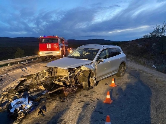 Водитель остался заблокированным в автомобиле из-за лобового на трассе Заполярный – Сальмиярви