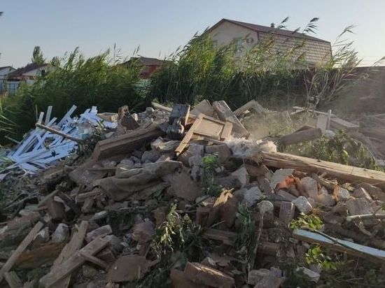 В Астрахани на Красной Набережной сносили дом, а отходы сбрасывали в селе Три Протока