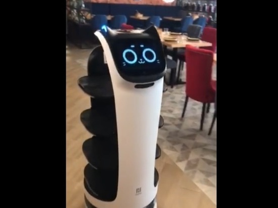 В челябинском ресторане работает робот-официант