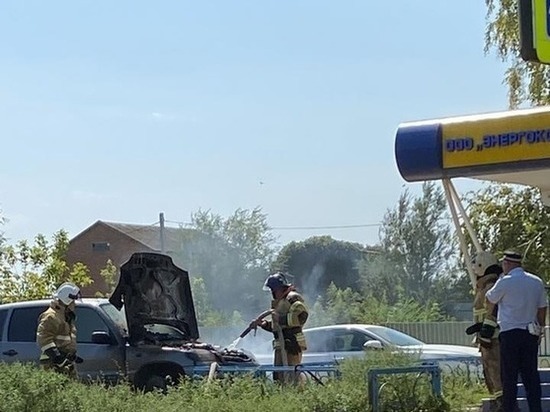 В Зернограде произошел пожар в иномарке