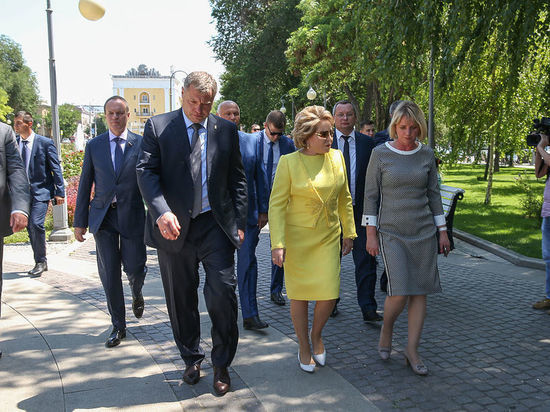 Валентина Матвиенко снова приедет посмотреть на «Шанхай 50-х»