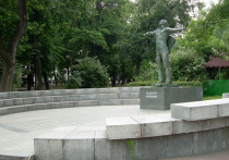 Примерно до конца ноября Страстной бульвар будет обходиться без памятника Владимиру Высоцкому, к которому москвичи уже привыкли за последние 27 лет