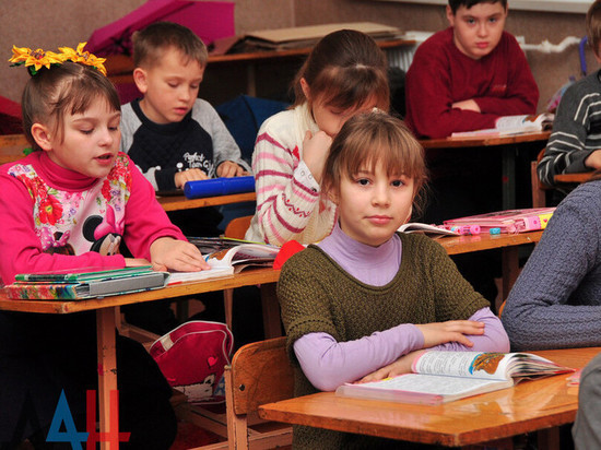 В ДНР утвержден порядок выплат единовременной помощи школьникам