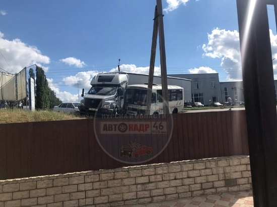 В Курске на улице 50 лет Октября маршрутка ПАЗ столкнулась с фурой ГАЗ