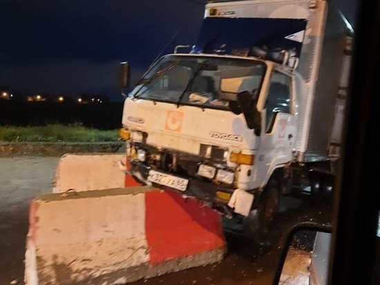 Грузовик влетел в бетонное ограждение в Южно-Сахалинске