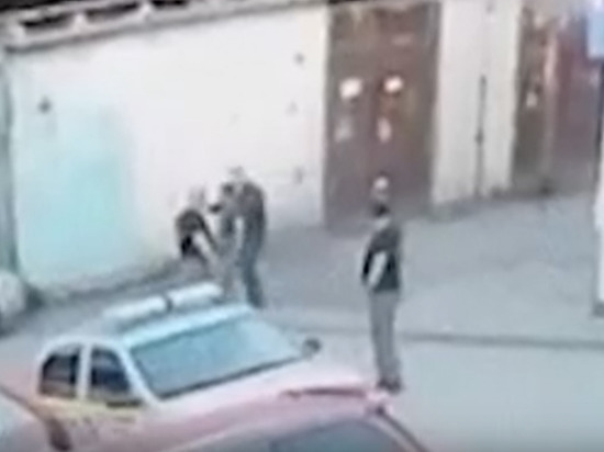 Сотрудники ЧОПа избили жителя Новосибирска рядом с магазином в Октябрьском районе