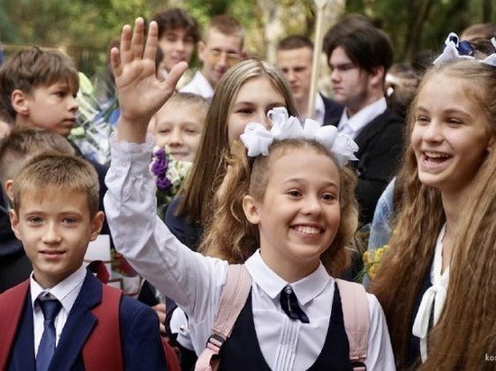 За парты в Комсомольске-на-Амуре сели три тысячи первоклассников