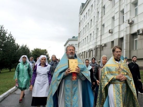 Крестный ход прошел по краевому онкологическому центру в Хабаровске