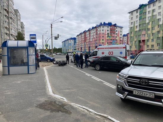 Везут в больницу: мотоциклист врезался в авто в Ноябрьске