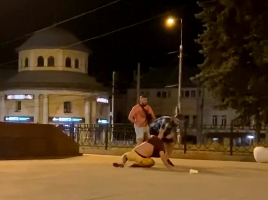 Драка двух мужчин в центре Рязани попала на видео