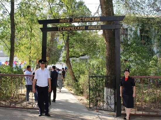 В День знаний полицейские Калмыкии обеспечили охрану порядка