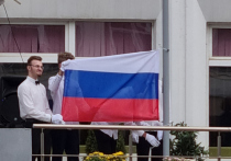 Сегодняшний День знаний начался для российских школ по-новому: с подъема флага РФ и прослушивания государственного гимна