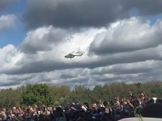 В Рязани на школьной линейке над учениками пролетел вертолёт
