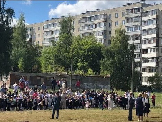 Из нескольких школ Чебоксар во время линейки эвакуировали детей