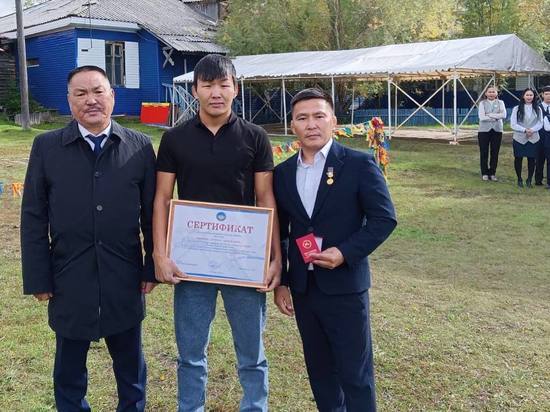 Якутскому борцу вручили сертификат на внедорожник "Нива"