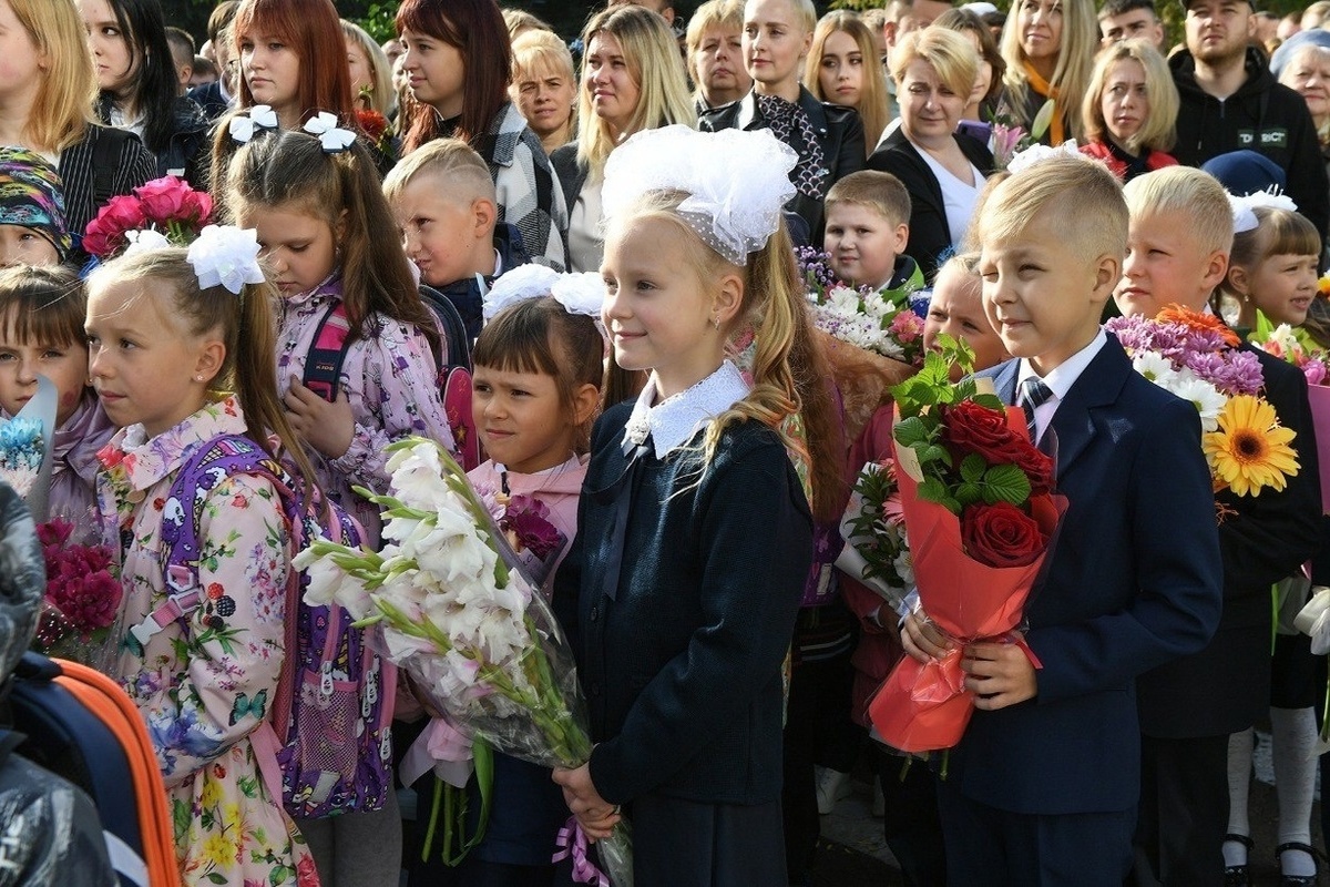 Кто открыл 1 школу. Линейка 1 сентября. Торжественная линейка в школе. Школьная линейка первоклассников. Школа 1 сентября.