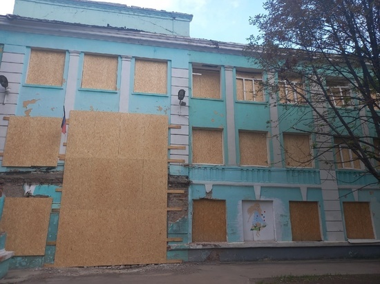 Снарядами повреждено здание школы в Донецке