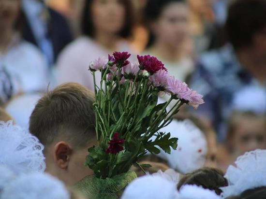 Школьница упала в обморок на линейке  1 сентября в Новосибирске