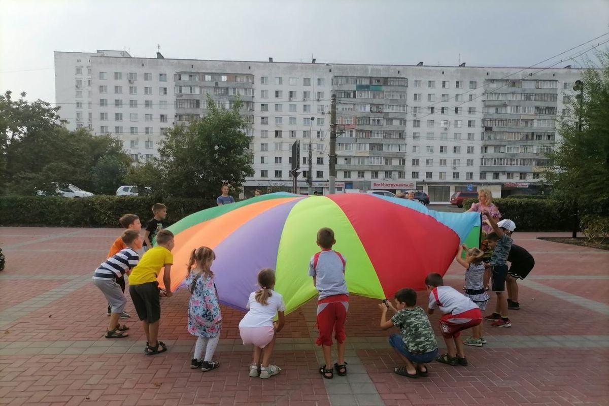 Гигантские дети в городе. Дети в городе. Огромные гигантские дети в городе. Многодетная семья в Ленинском районе Нижнего Новгорода.