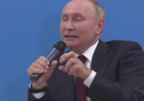 Президент России Владимир Путин образно и с иронией объяснил школьникам, что такое трудолюбие, в ходе открытого урока "Разговор о важном" в Калининграде