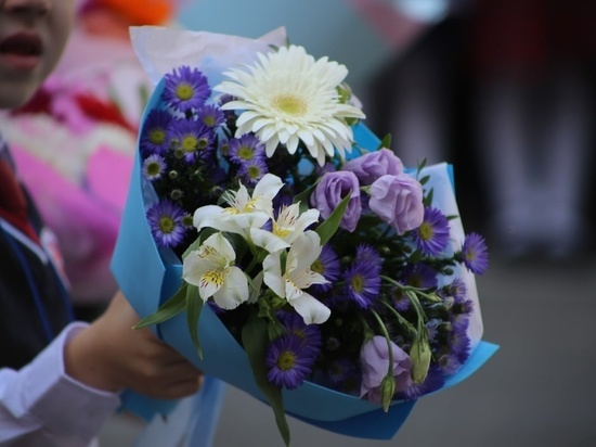 Омск стал лидером по росту цен на цветы перед Днём Знаний