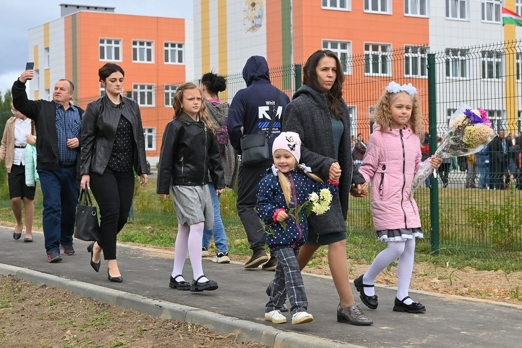 В сентябре откроют. Новая школа в Медыни. 1 Сентября Калуга. Новая школа Калуга. Открытие школы в Медыни.