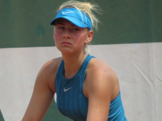 Украинская теннисистка Костюк отказалась пожать руку белоруске Азаренко