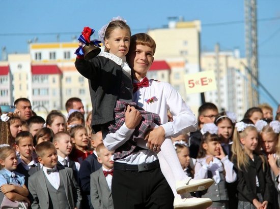 День знаний в Орле начался с поднятия национального триколора