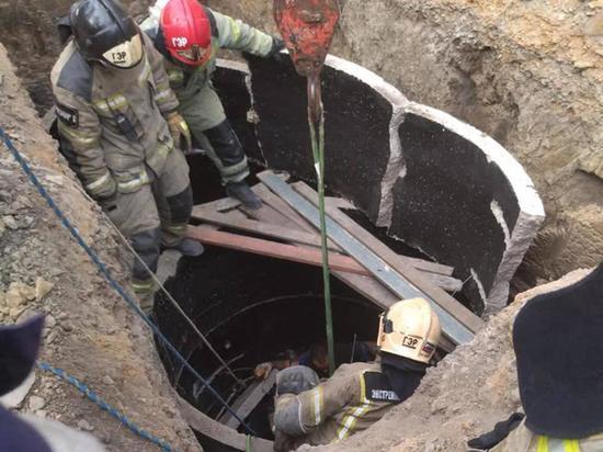 В Ростове на стройке бетонной трубой придавило двух рабочих