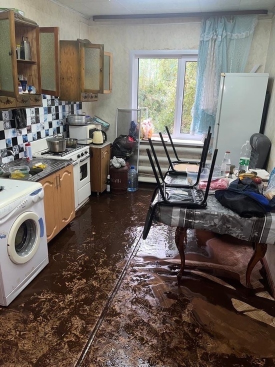 Доброе утро: еще одну квартиру в Лабытнанги залило грязной водой