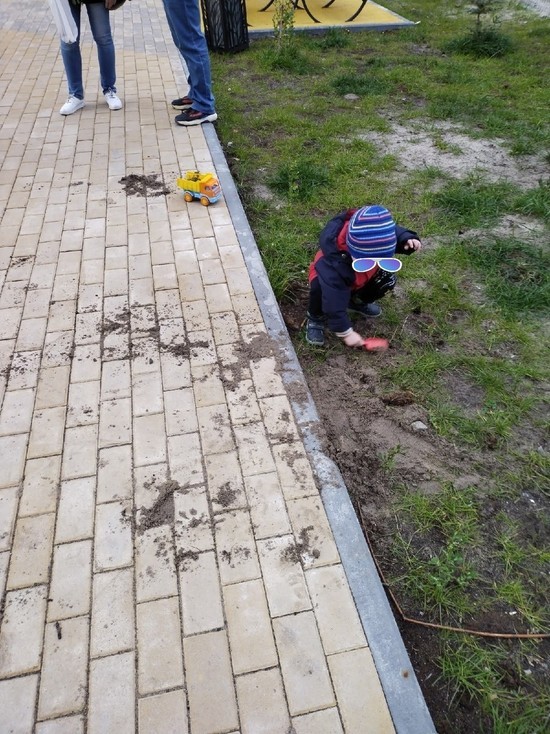 Суровые дети Надыма роют газон за неимением песка