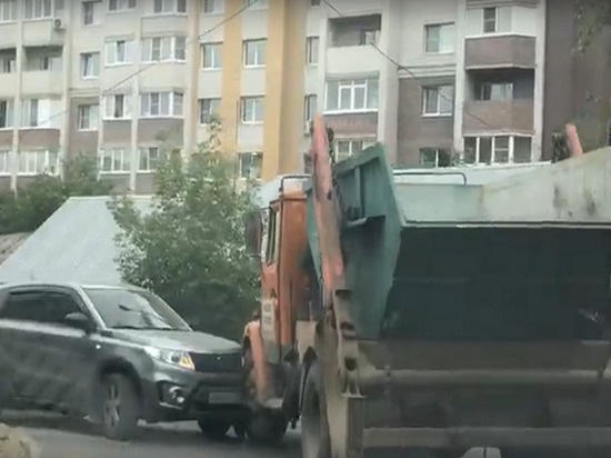 Во Владимире мусоровоз смял кроссовер