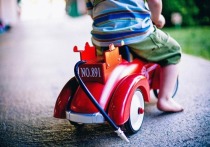 В Барнауле маленький ребенок на игрушечной машинке выехал на проезжую часть и стоял на светофоре, пока горел красный свет.