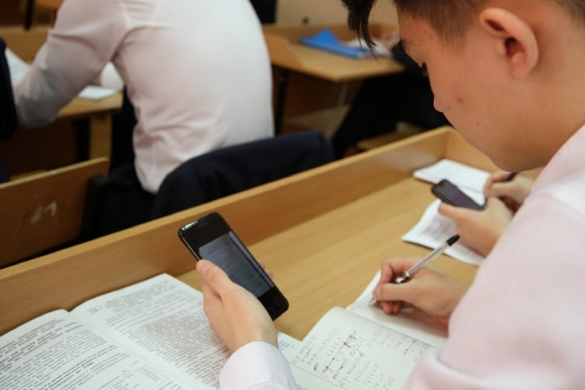 В Костроме запретили сотовые телефоны в школе: учителя — за, родители — против