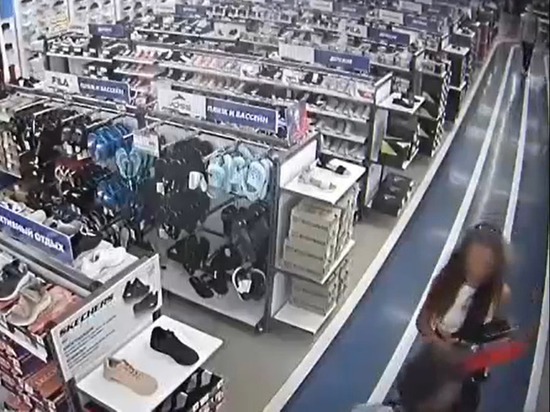 Посетители магазина "Спортмастер" переобулись прямо в торговом зале и ушли, не заплатив