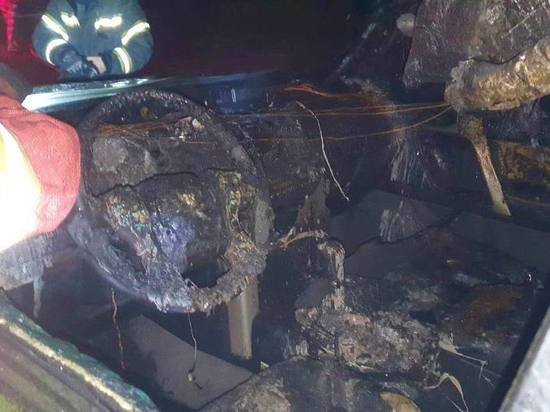 Огонь повредил Toyota, припаркованную во дворе по Саши Ковалева в Мурманске