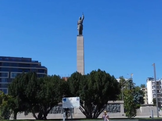 Болгары разрисовали антироссийскими надписями памятник советским воинам в Бургасе