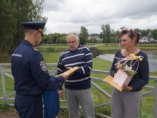 Пара из Тихвина получила благодарственные письма за спасение утопающего ребенка