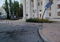 Обстрел центра Донецка 2 сентября оставил глубокие воронки в дорожном покрытии на улице Артема и бульваре Пушкина, нарушил остекление нескольких зданий и повредил фасады