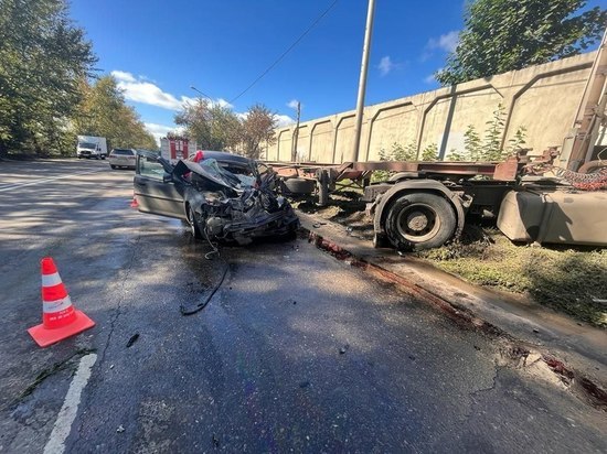 В Красноярске на улице Семафорной произошло смертельное ДТП грузовика и «Волги»