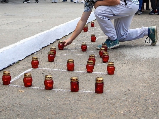 «Помним» выложили свечами у ЗабГУ в память жертв теракта в Беслане