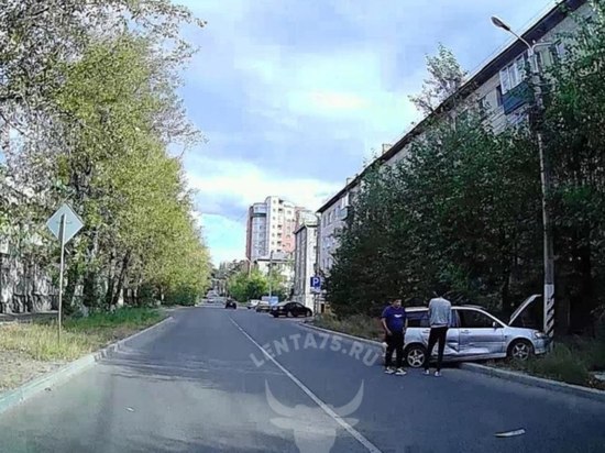 Иномарка врезалась в столб при ДТП на перекрестке в Чите