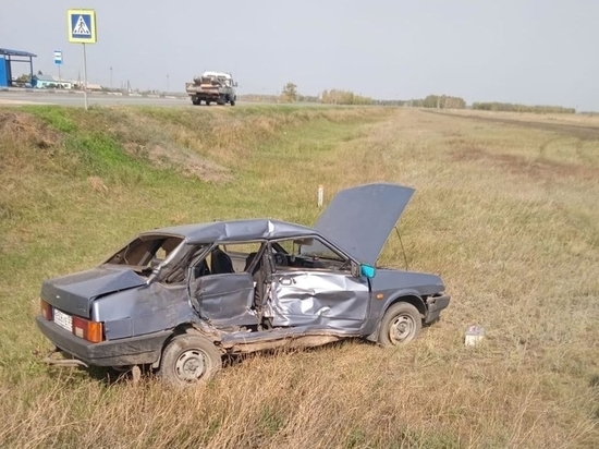 Трое маленьких детей пострадало в аварии на трассе в Омской области