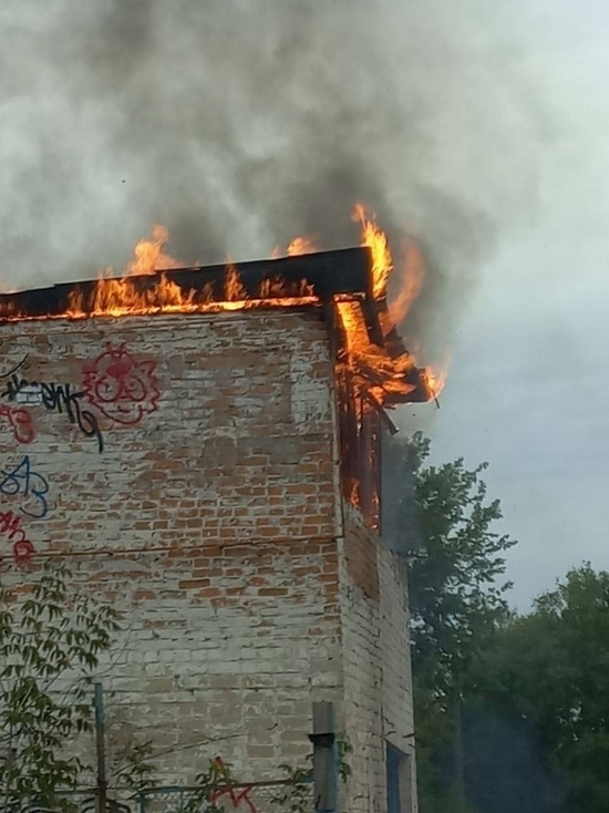 В Курске загорелось здание возле объекта культурного наследия мельницы купца Дерюгина