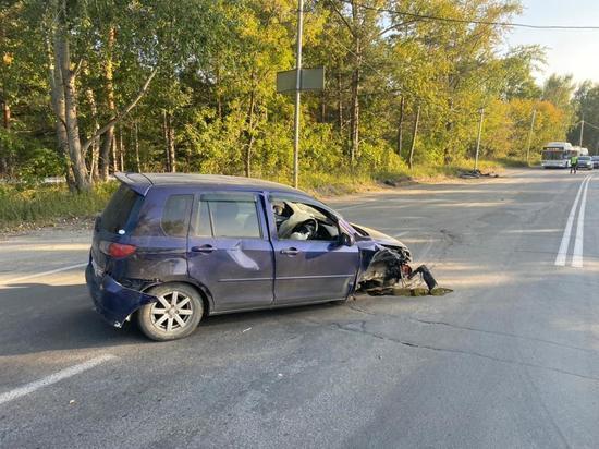 Водитель на Mazda протаранил световую опору на Первомайке в Новосибирске