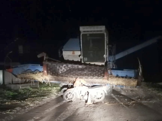 Мотоциклист погиб после столкновения с комбайном под Новосибирском