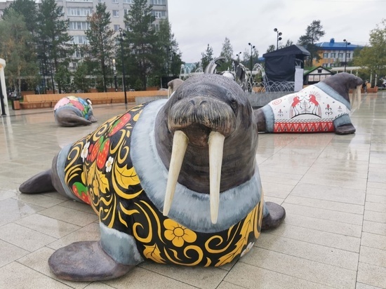 В Ноябрьске на День города появилось лежбище моржей в расписных кафтанах