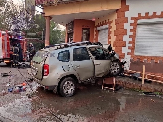Автоледи на «Renault» на полном ходу врезалась в магазин разливного пива в Красноярске